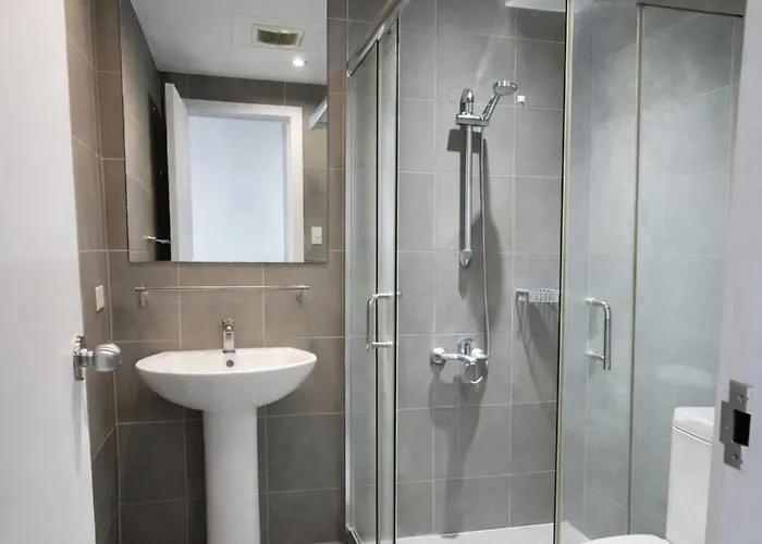 Stayluxia - Knightsbridge - One Bedroom Luxury With Pool, Gym, Netflix, Free Amenities - Housekeeping Available 3*