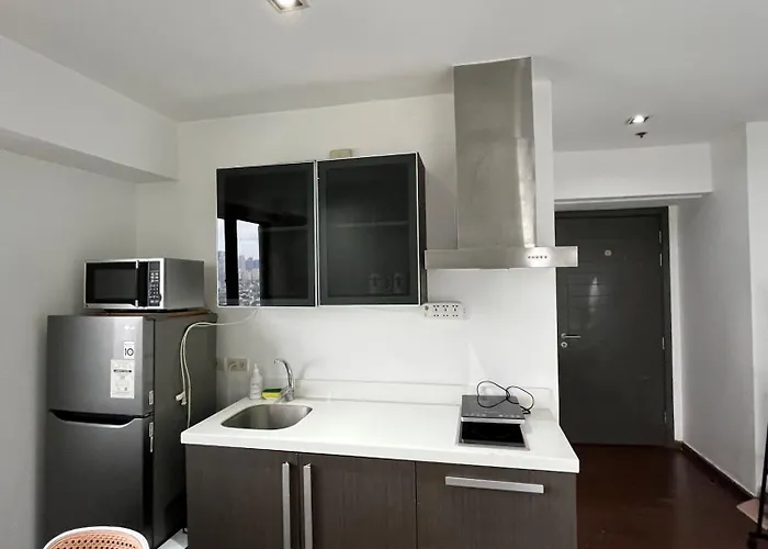 Stayluxia - Knightsbridge - One Bedroom Luxury With Pool, Gym, Netflix, Free Amenities - Housekeeping Available