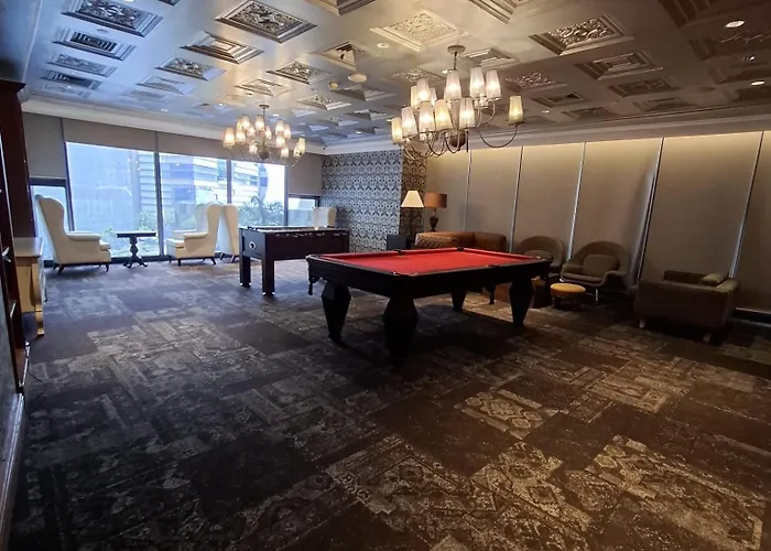 Stayluxia - Knightsbridge - One Bedroom Luxury With Pool, Gym, Netflix, Free Amenities - Housekeeping Available