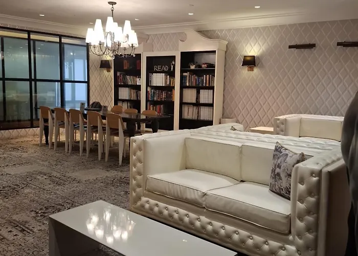Stayluxia - Knightsbridge - One Bedroom Luxury With Pool, Gym, Netflix, Free Amenities - Housekeeping Available