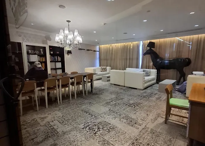 Stayluxia - Knightsbridge - One Bedroom Luxury With Pool, Gym, Netflix, Free Amenities - Housekeeping Available
